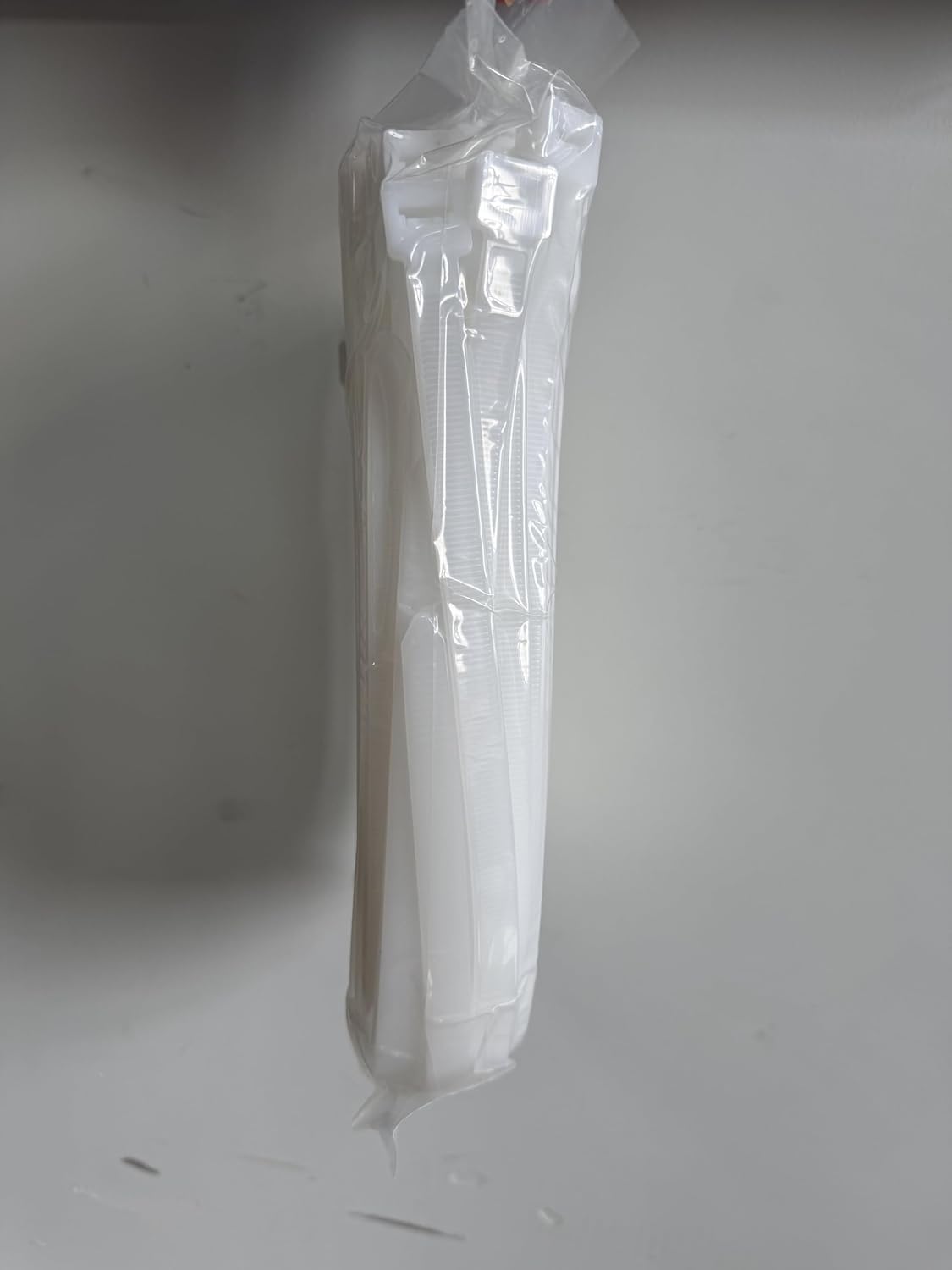 XINGO 24 inch White Long Zip Ties Heavy Duty 100 PCS, 200LBS Ultra Strong Plastic Wire Ties, Large Cable Ties Extra Long Tie Wraps, Indoor and Outdoor UV Resistant