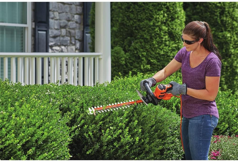 BLACK+DECKER Hedge Trimmer with Saw, 20-Inch, Corded (BEHTS300)