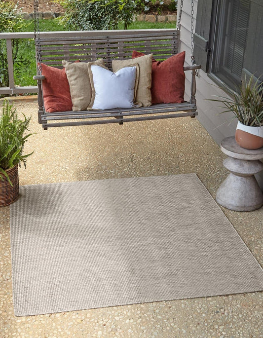 Unique Loom Outdoor Solid Collection Area Rug (6' 1" Square Light Gray/Ivory)